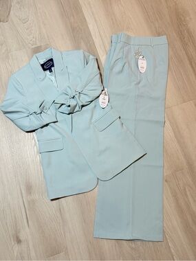 Two-Piece Tailored Blazer & Trousers in Pale Mint